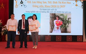 Các cán bộ của Khoa đươc khen thưởng tại Hội nghị tổng kết hoạt động Khoa học và công nghệ năm 2022 của Nhà trường. 