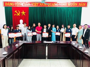 Viện CNSH–CNTP phối hợp với Công ty Cổ phần Tư vấn Giáo dục và Phát triển Nhân tài tổ chức trao Visa 18B CĐB sang Cộng Hoà Liên Bang Đức làm việc và trao học bổng hỗ trợ cho sinh viên Viện CNSH-CNTP