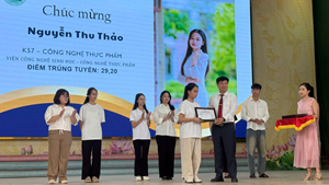 Tân sinh viên K57 Viện CNSH-CNTP được vinh danh thủ khoa đầu vào với số điểm ấn tượng 29,2 tại Lễ khai giảng năm học mới