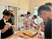 Tân sinh viên K57 hào hứng trải nghiệm hoạt động làm bánh tại Viện CNSH – CNTP